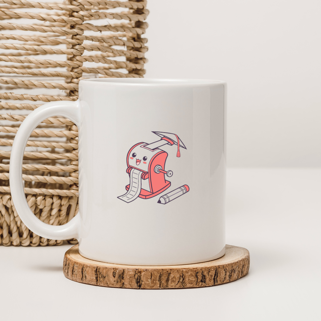 Mug avec un taille-crayon kawaii souriant pour une ambiance éducative et créative