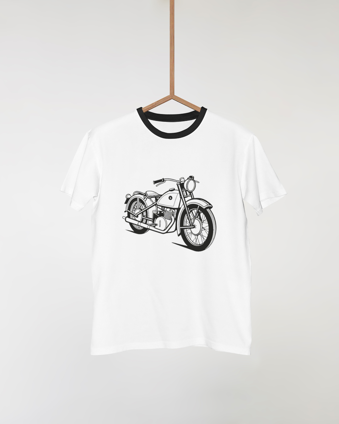 Illustration moto vintage sur T-shirt, idéale pour personnalisation