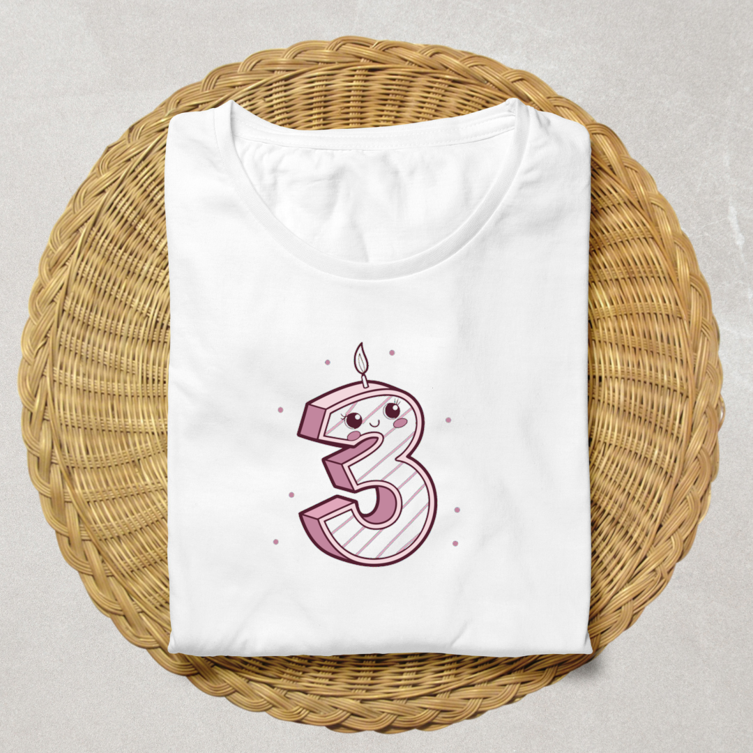 T-shirt avec motif bougie kawaii, style unique pour anniversaire.