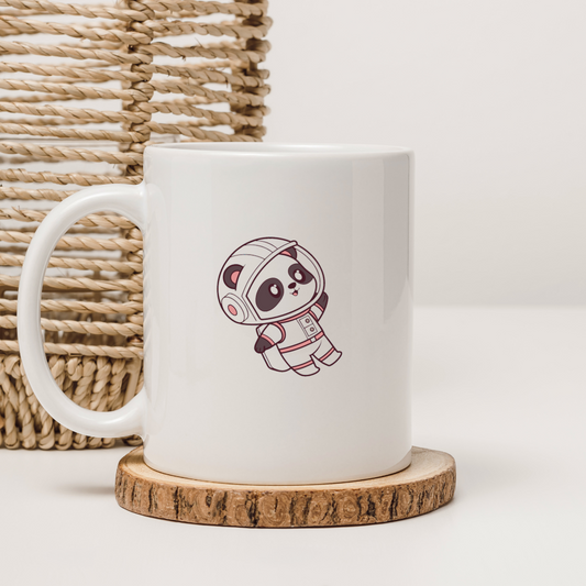 Mug décoré avec un panda astronaute kawaii explorant une scène galactique