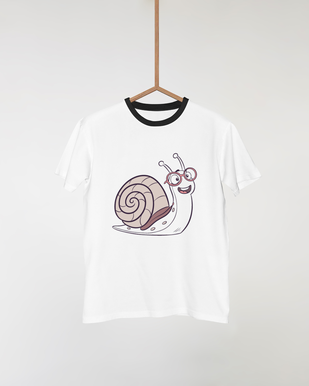 T-shirt avec escargot souriant portant des lunettes illustration enfantine charmante