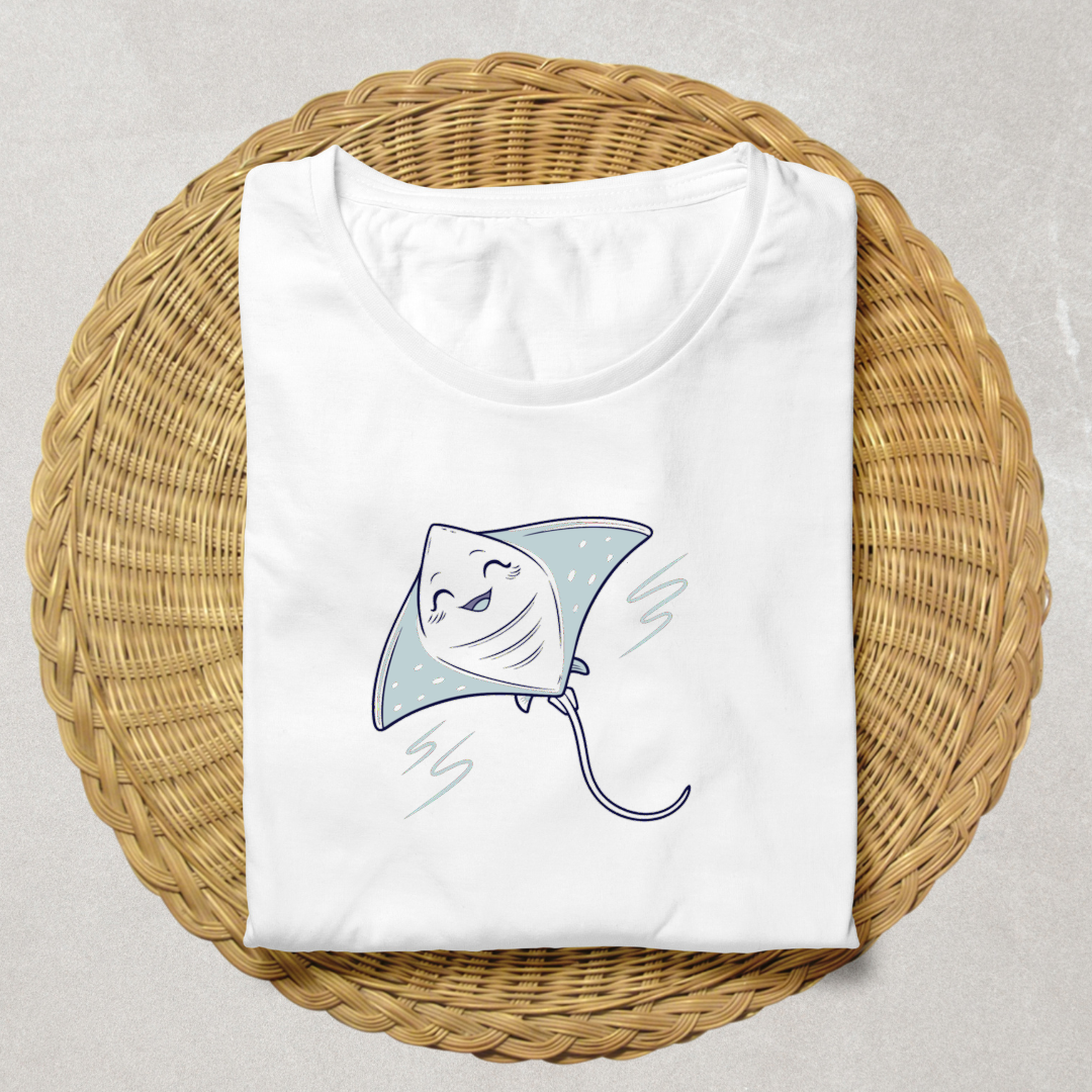 T-shirt amusant avec une raie souriante dans un style vectoriel océanique ludique