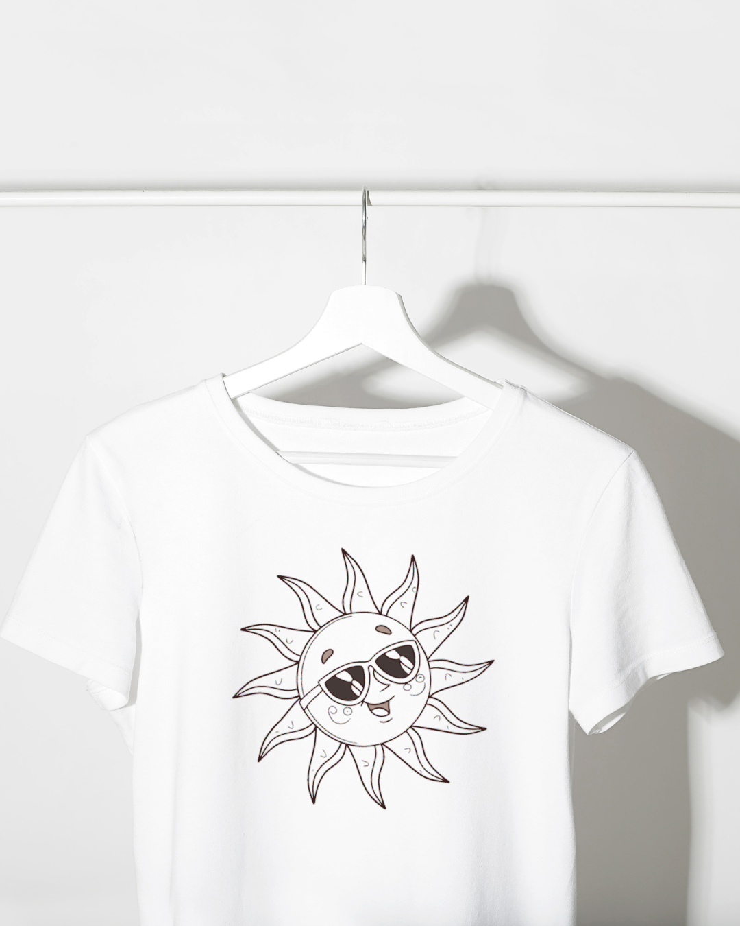 T-shirt avec soleil souriant aux lunettes, ambiance estivale et cartoon dynamique