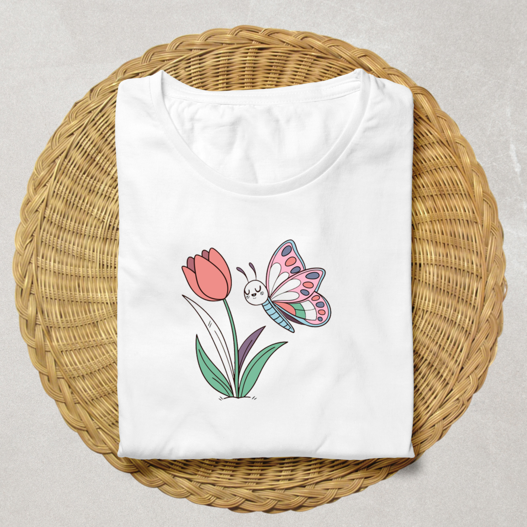 T-shirt avec un motif floral et papillon stylisé pour une touche printanière