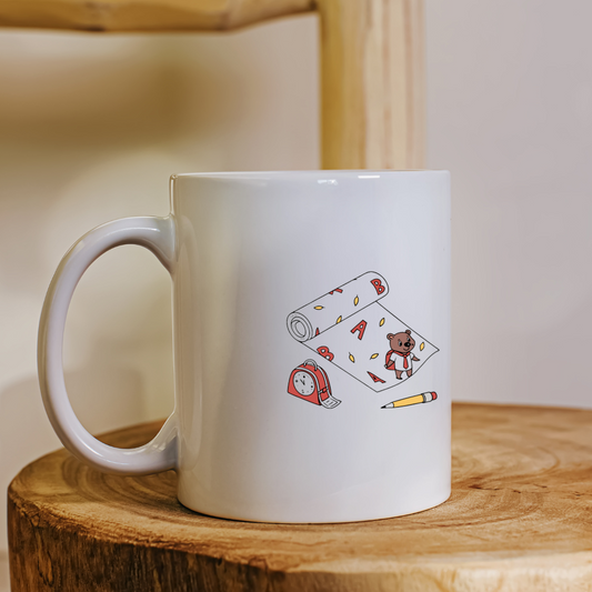 Mug avec ours studieux en style minimaliste étudiant sur un rouleau éducatif