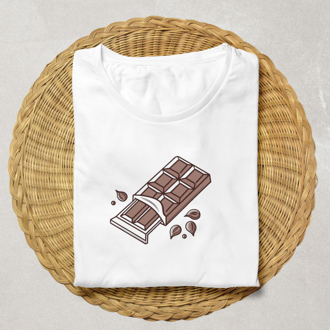 T-shirt avec design doodle gourmand tablette de chocolat ouverte
