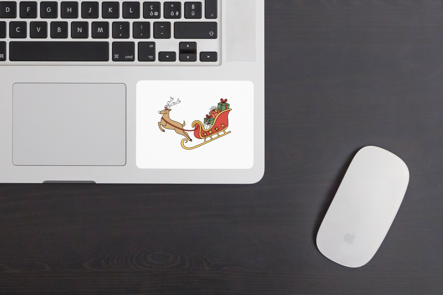 Sticker festif avec un renne joyeux et traîneau, ambiance de Noël magique