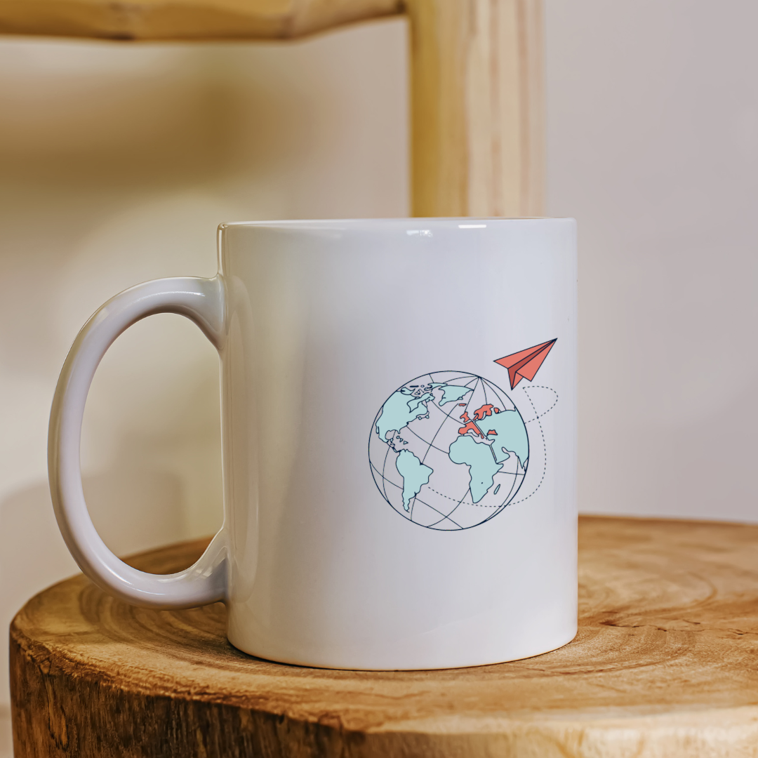 Mug avec icône globe et avion en papier minimaliste pour les amateurs de voyage