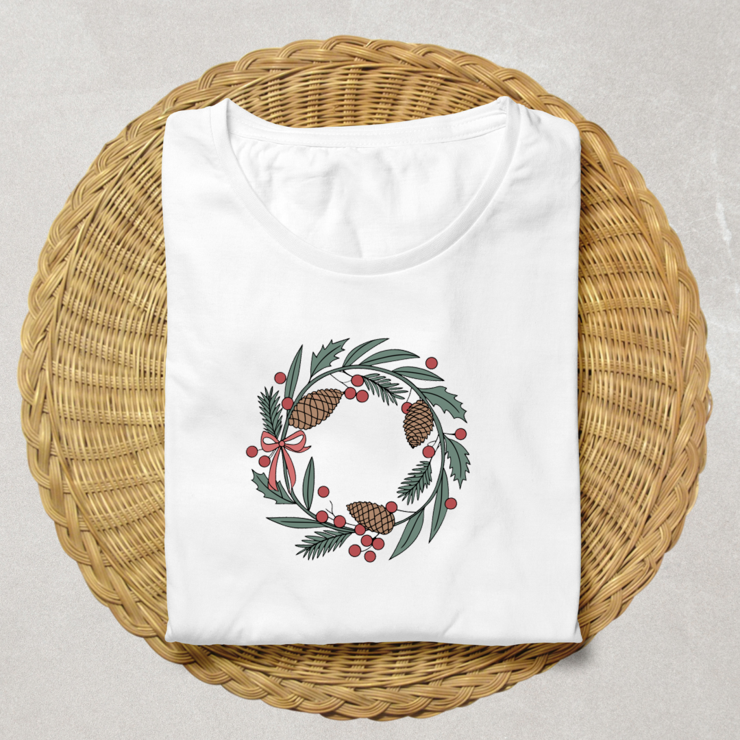 T-shirt avec couronne festive pastel, accents de pommes de pin pour un Noël stylé