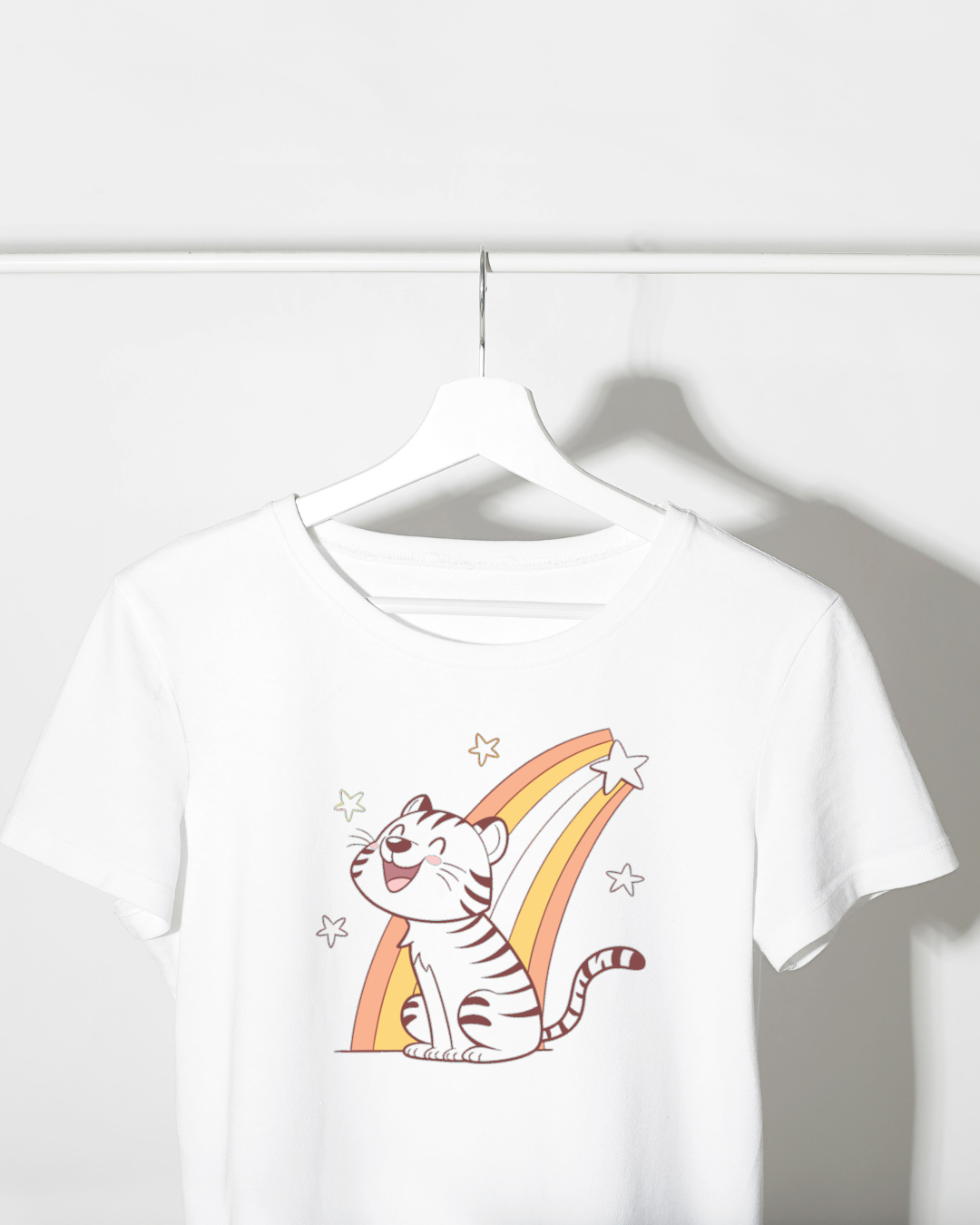T-shirt enfant avec un tigre heureux et arc-en-ciel, design numérique coloré
