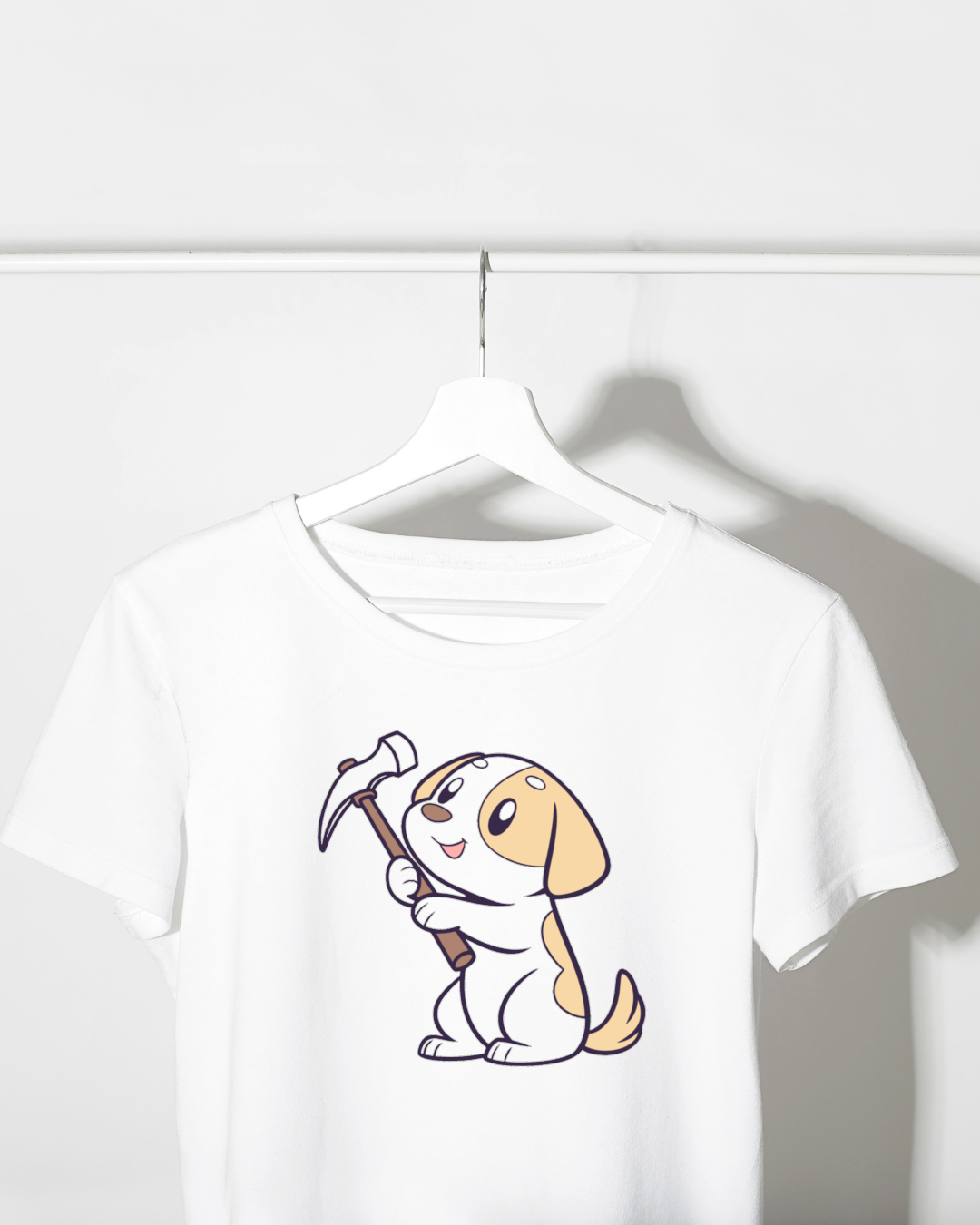 T-shirt animé avec chiot espiègle et pioche aventureuse en style cartoon