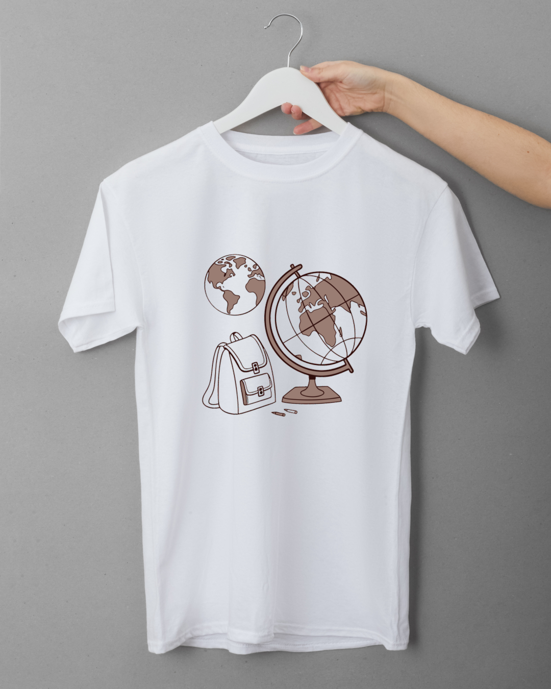 T-shirt avec dessin linéaire globe et cartable évoquant l'éducation inspirante