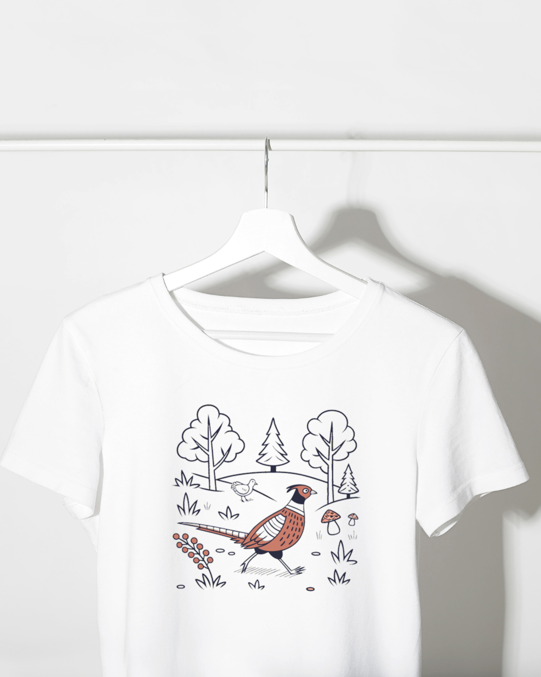 T-shirt nature avec faisan pastel en forêt, idéal pour balades en plein air
