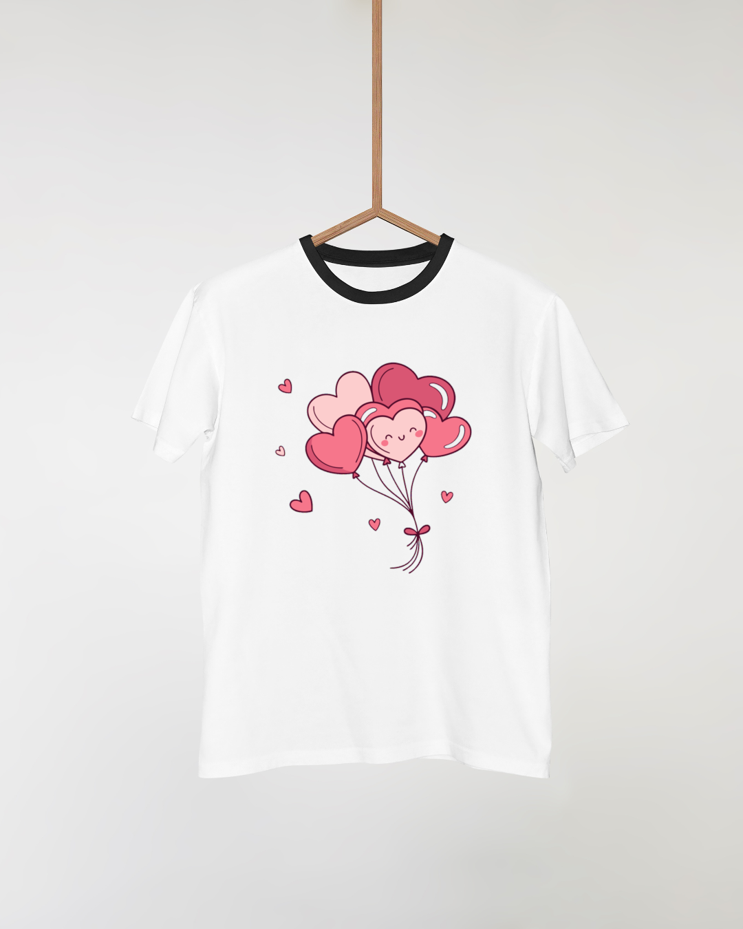 Illustration sur t-shirt vibrant avec ballons cœur.
