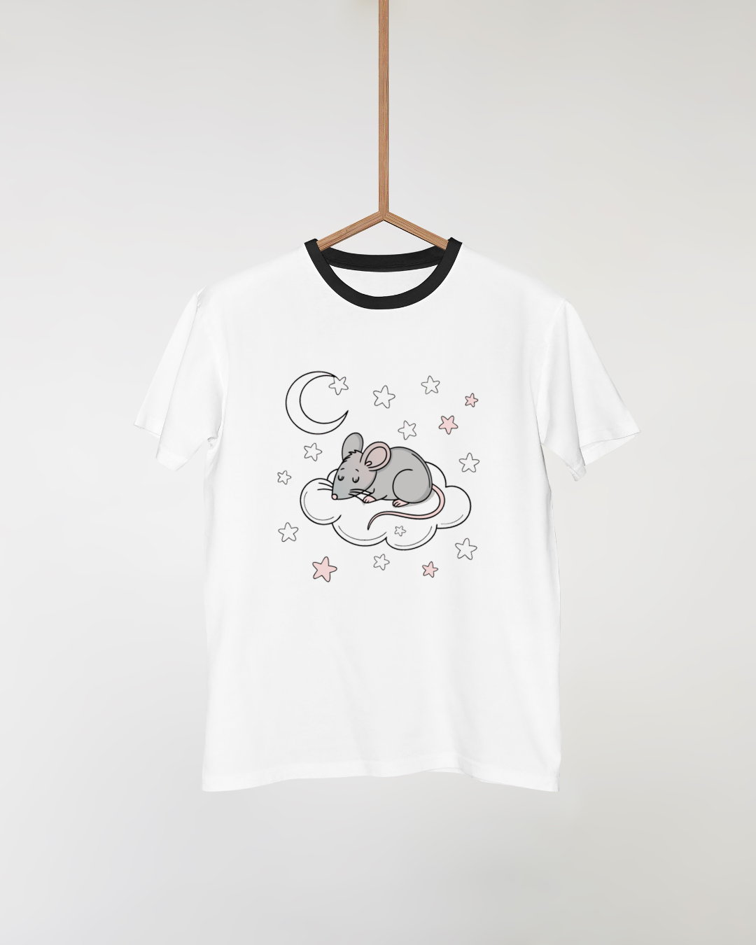 Un t-shirt avec une souris rêveuse sur un nuage dans un univers nocturne apaisant