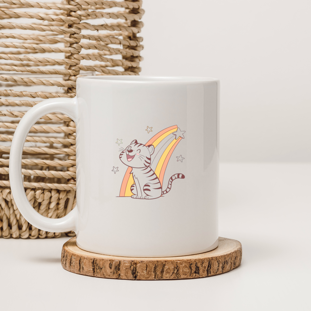 Mug orné d'un tigre joyeux et arc-en-ciel dans un style enfantin et coloré