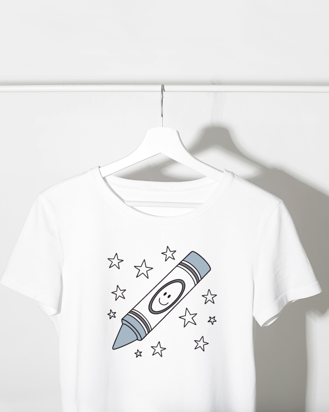 Design d'un t-shirt artistique avec un crayon joyeux dans un univers étoilé coloré
