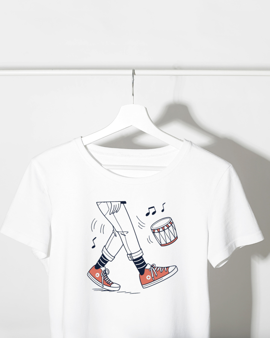 T-shirt blanc orné d'une icône de tambour rythmique pour les amateurs de musique