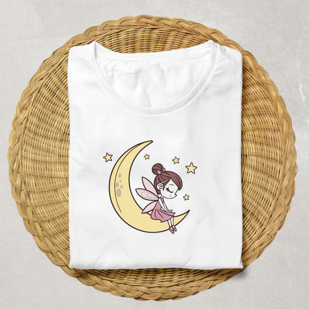 T-shirt doux avec fée délicate sur lune en ambiance nocturne apaisante