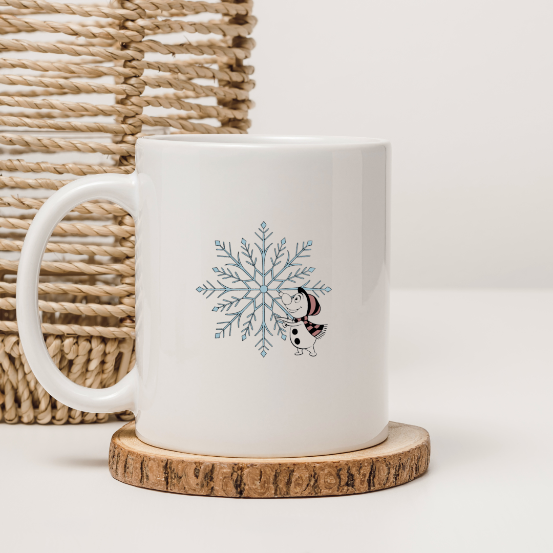 Mug festif avec bonhomme de neige souriant et flocons pour une ambiance hivernale