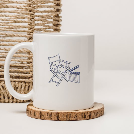 Visuel de chaise de réalisateur sur tasse, idéal pour décoration de cuisine, Illustration cinématographique sur t-shirt, style vintage pour mode, Graphique rétro de chaise du réalisateur en SVG, décoration DIY, Cadre artistique avec chaise de réalisateur, déco parfaite pour salon, Sticker cinématographique pour projets créatifs, idéal pour papeterie
