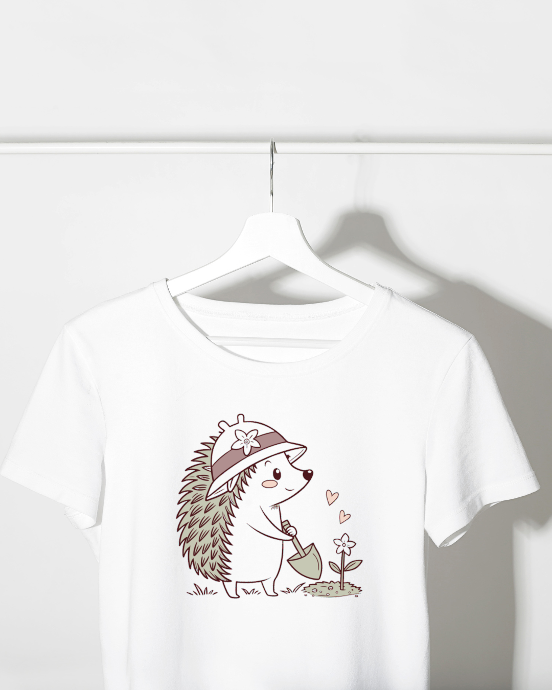 T-shirt avec hérisson jardinier joyeux en style doodle sur thème nature