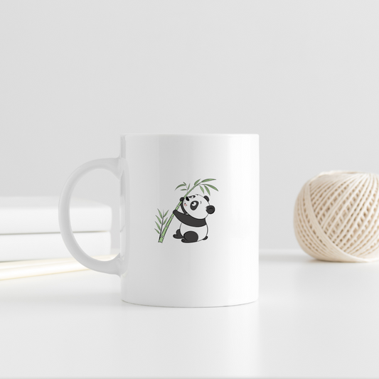 Mug avec panda doodle jouant avec bambou dans une ambiance naturelle invitante
