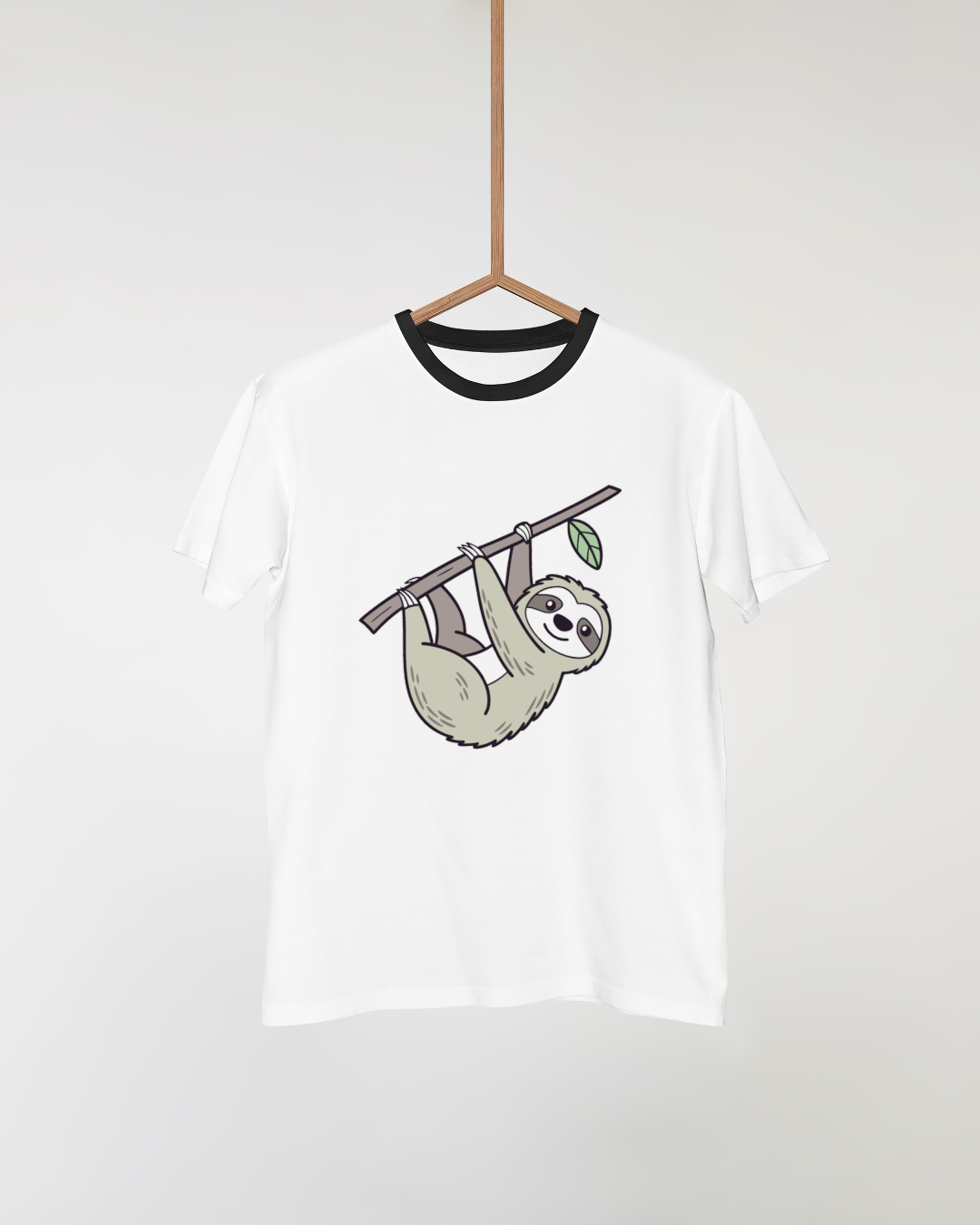T-shirt avec un dessin de paresseux détendu sur branche, ambiance jungle paisible