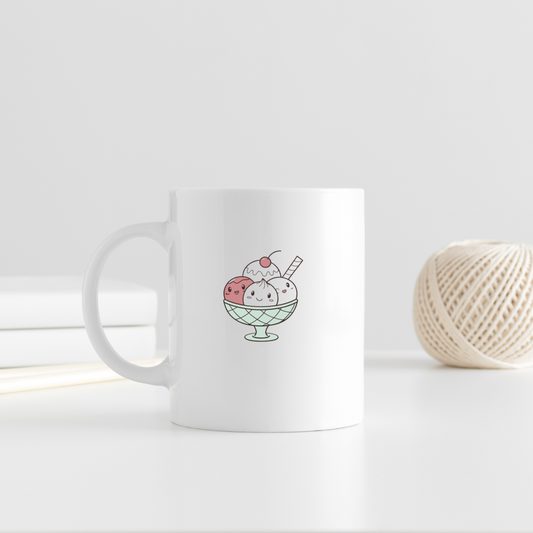 Mug décoré avec sundae kawaii, idéal pour personnalisation unique.