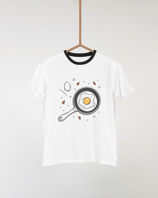 T-shirt minimaliste mettant en avant une poêle avec œuf au plat pour cuisine moderne
