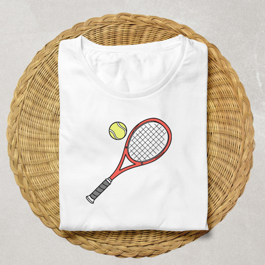 T-shirt sport affichant une raquette stylée en plein mouvement dynamique
