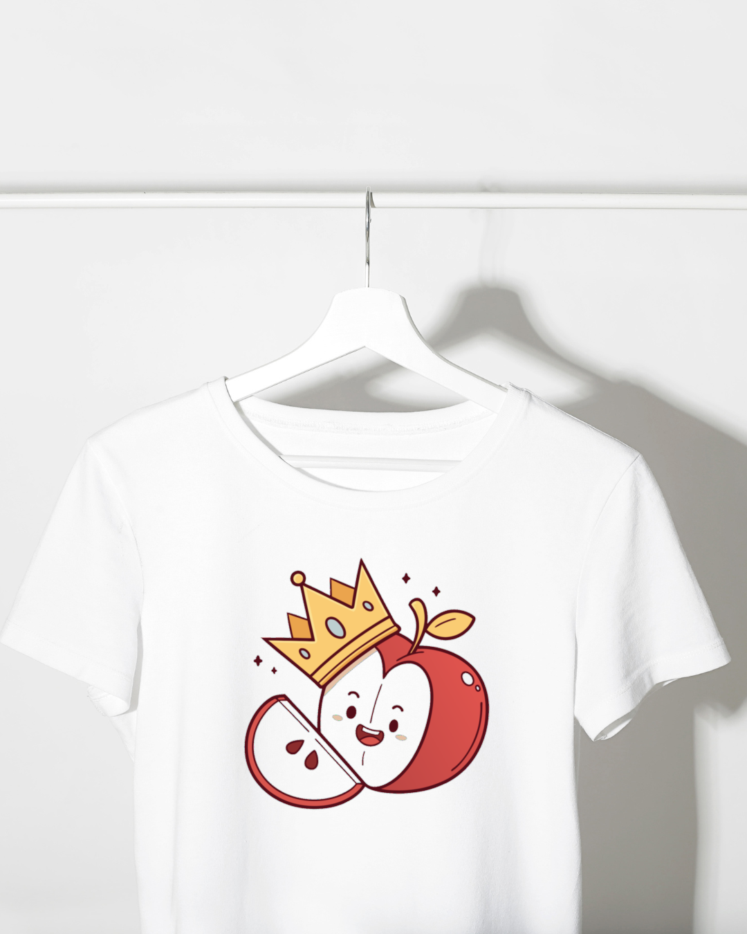 T-shirt décoré d'une pomme royale souriante au style kawaii cartoon