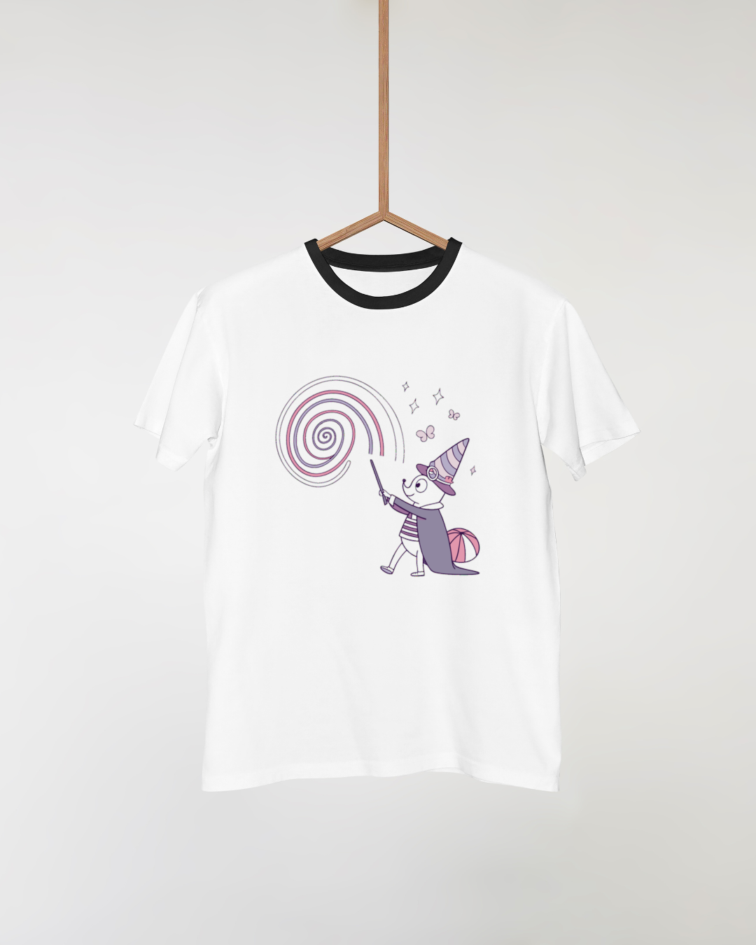 T-shirt pastel avec un écureuil magique créant des spirales, ambiance fantaisie