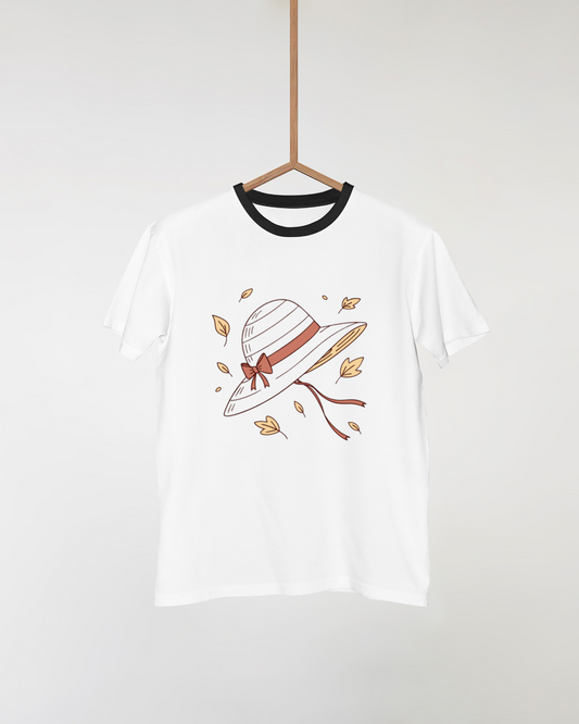 T-shirt au style automnal avec un élégant chapeau d'été flottant