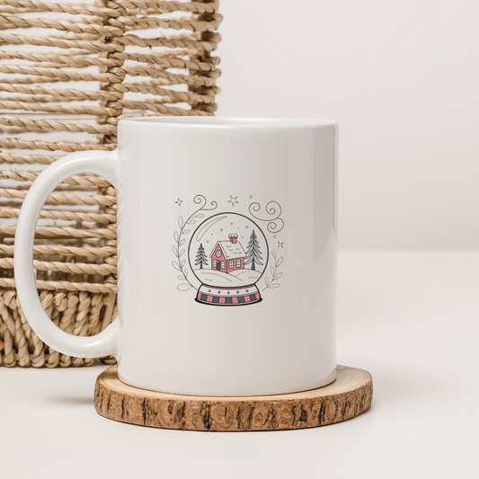 Mug avec maison enneigée en hiver et icône style globe sur fond blanc