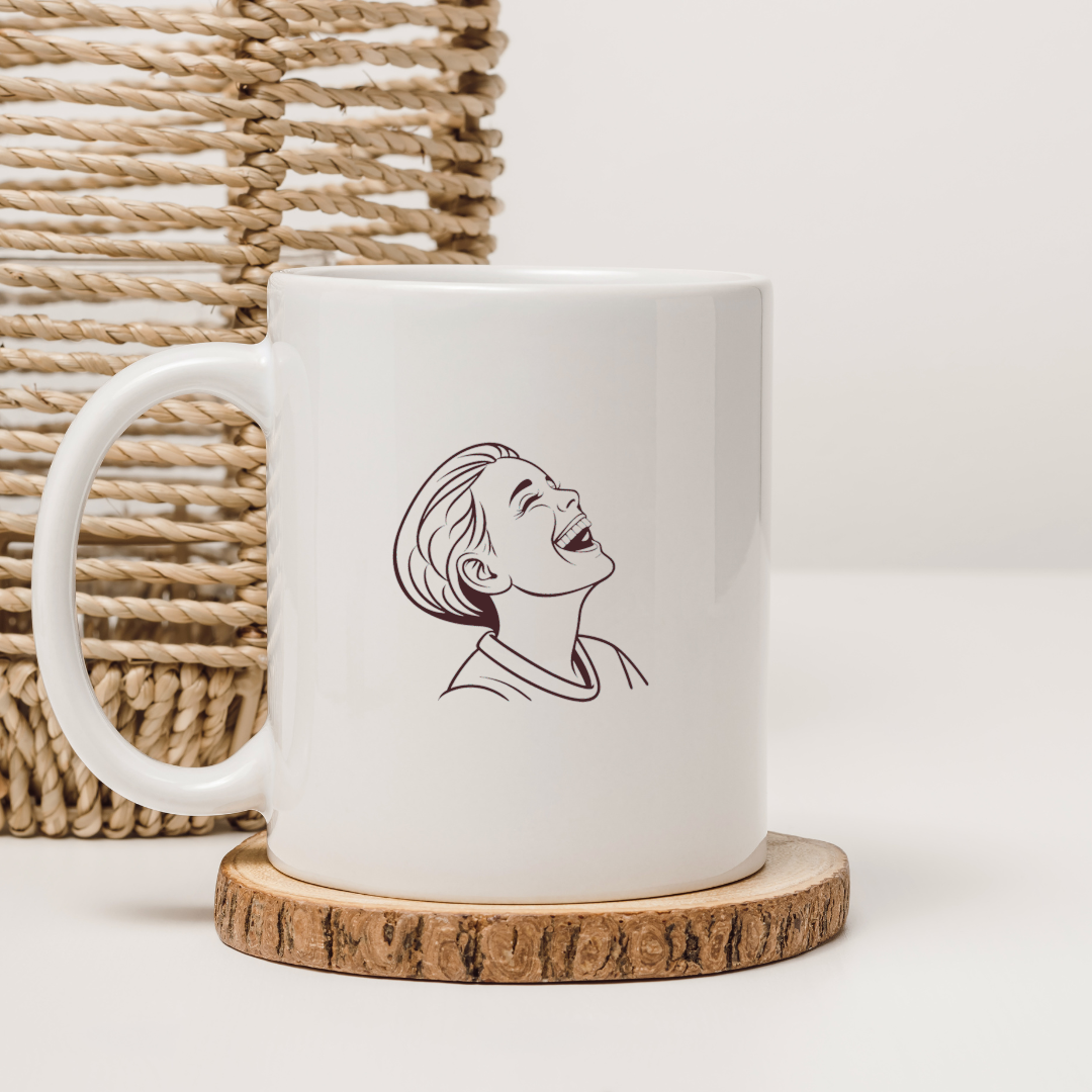 Un mug décoré avec un dessin d'enfant riant dans un style monochrome charmant