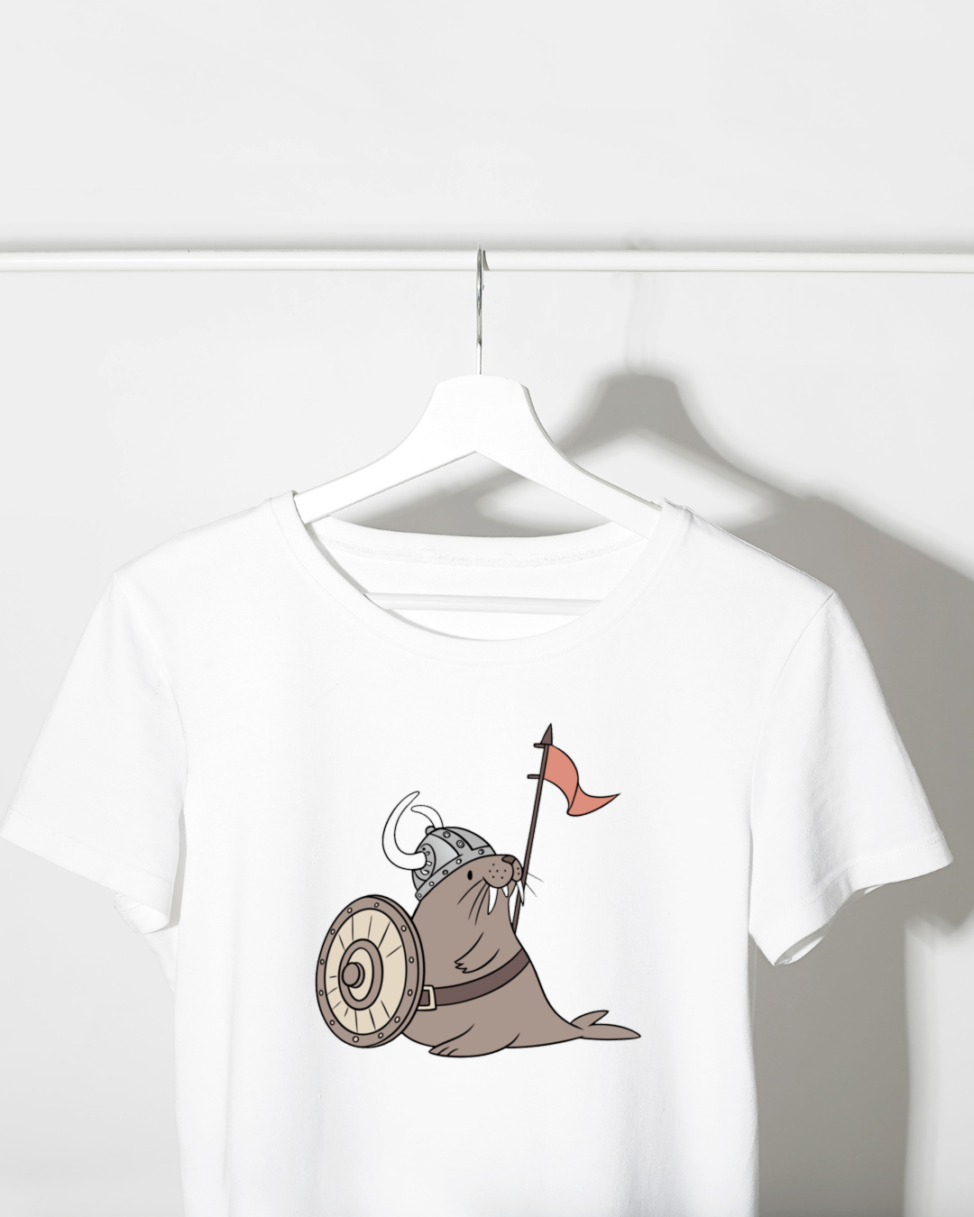 T-shirt aventurier nordique avec morse viking courageux dans un style épique