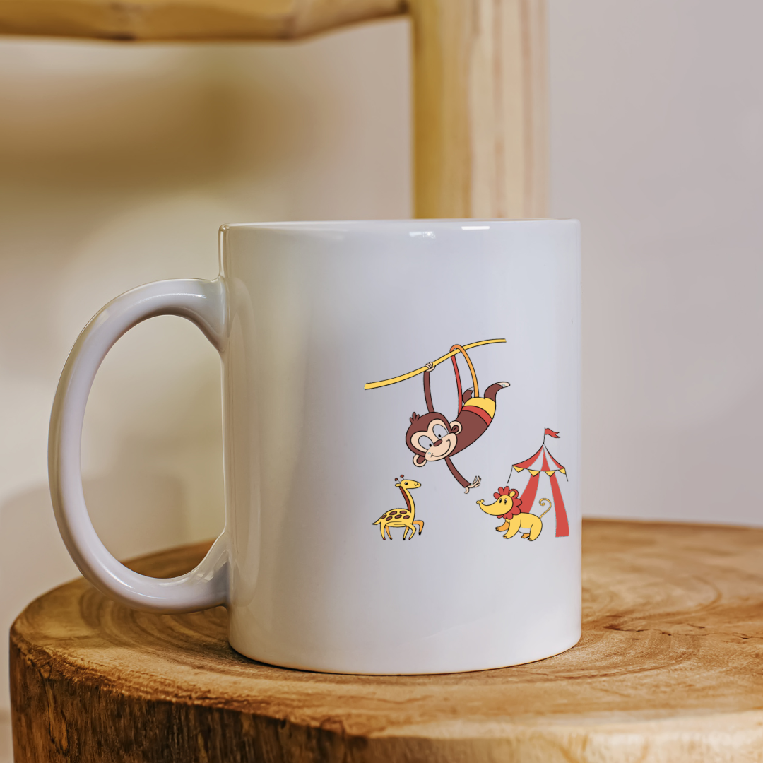 Mug avec singe acrobatique dans un décor de cirque style safari vibrante