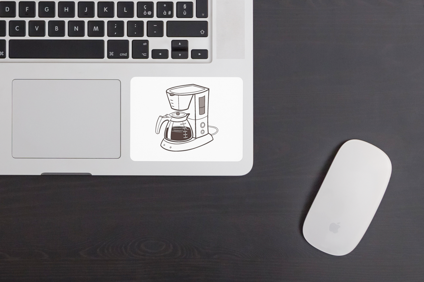 Sticker au style doodle avec cafetière dessinée évoquant une ambiance matinale