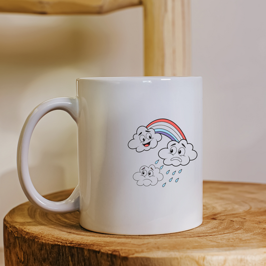Mug orné de nuages joyeux et arc-en-ciel coloré en style cartoon météo
