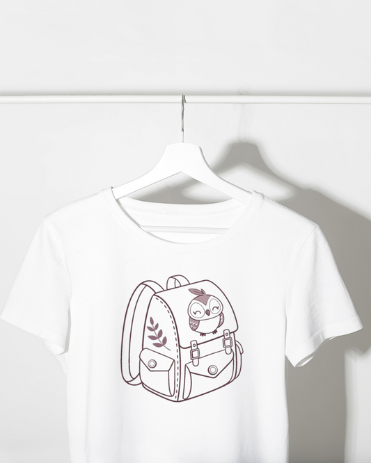 T-shirt décoré avec chouette rieuse dans un style minimaliste éducatif