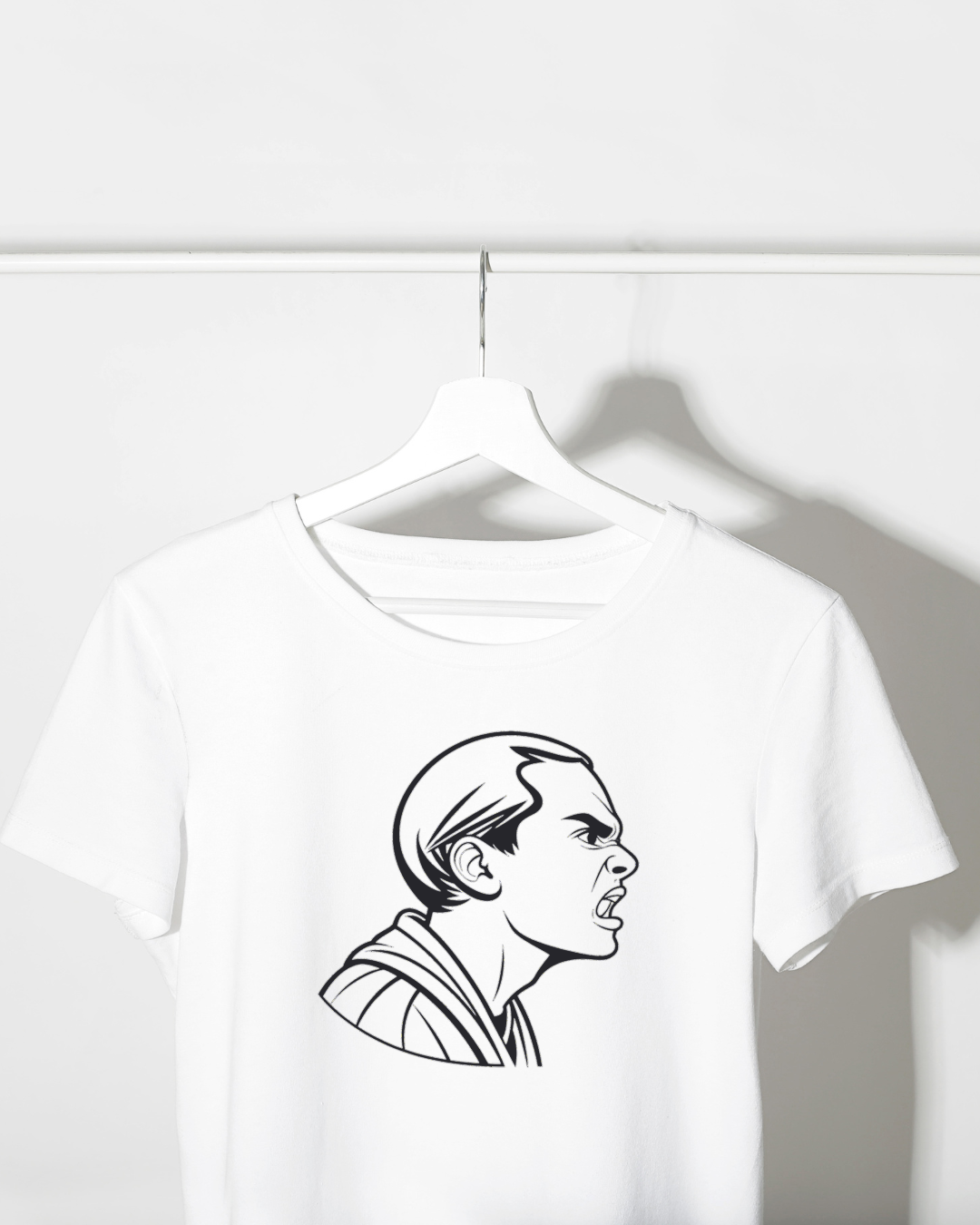 T-shirt monochrome avec visage de jeune homme exprimant la colère dans un style artistique
