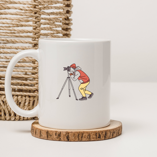 Photographe concentré sur un mug élégant, prêt pour le premier plan., Photographe avec trépied, capturant des moments précieux., Cadre moderne avec photographe capturant une image délicate., T-shirt stylé avec un photographe concentré, idéal pour les passionnés., Sticker tendance représentant un photographe avec passion et précision.