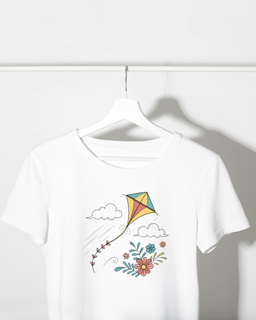 T-shirt avec cerf-volant doodle style printanier fluide et léger