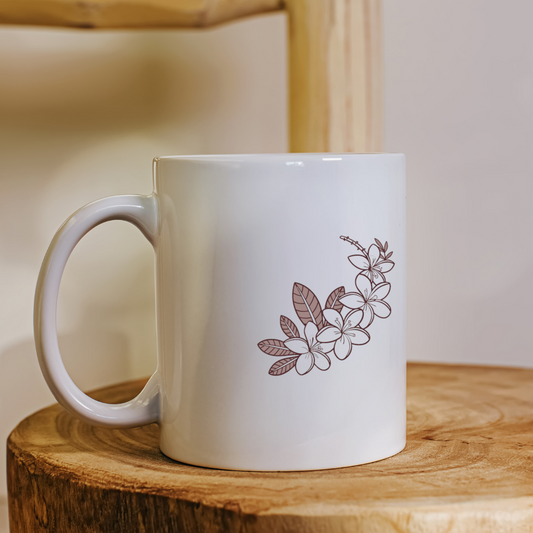 Mug avec design de fleurs tropicales élégant dans un décor estival vibrant