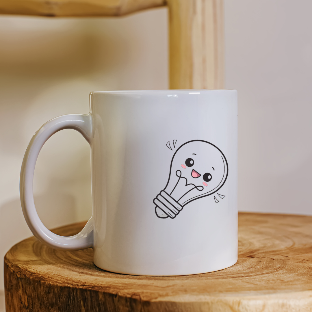 Mug décoré d'une ampoule souriante au style kawaii, idéal pour égayer votre café