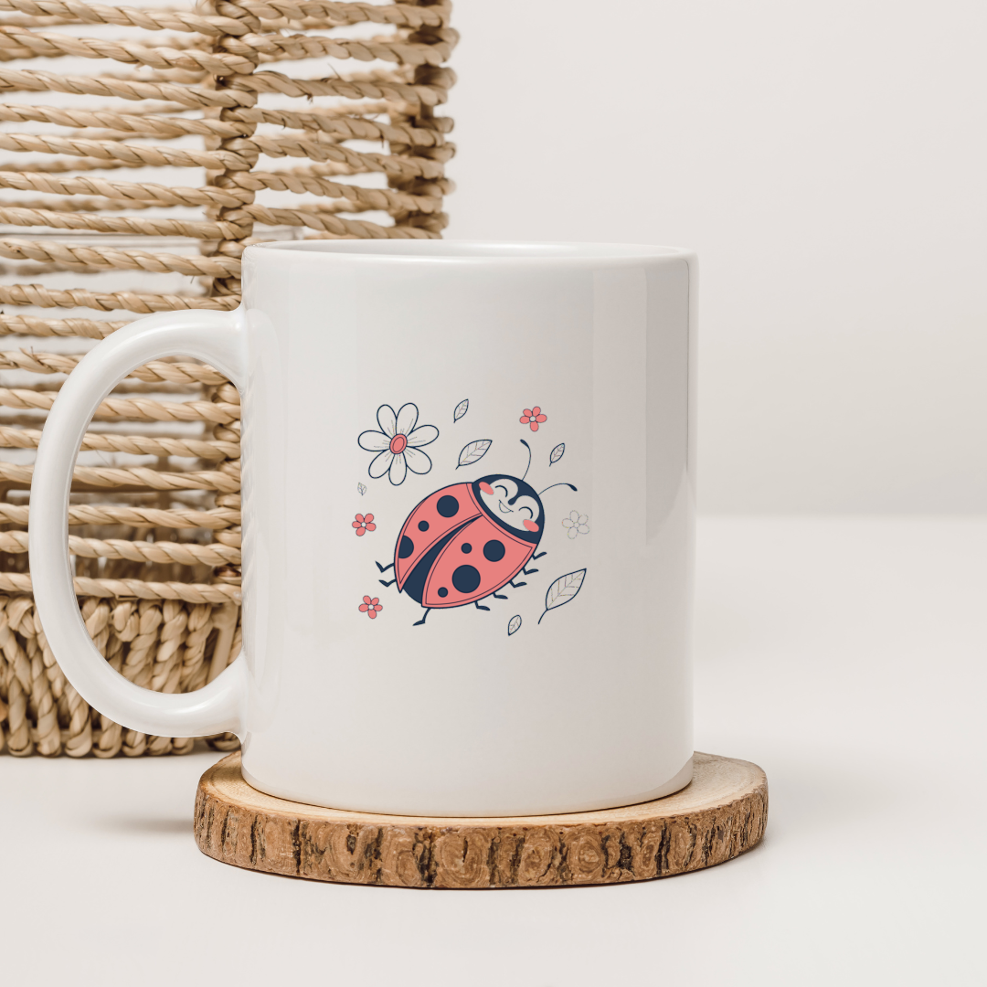 Mug en céramique arborant un dessin de coccinelle joyeuse dans un style printanier