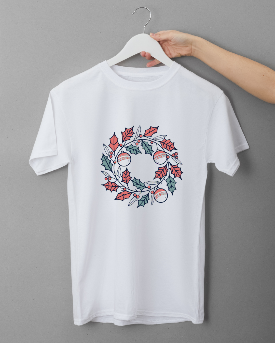 T-shirt décoré avec couronne de houx festive pour ambiance élégante de Noël
