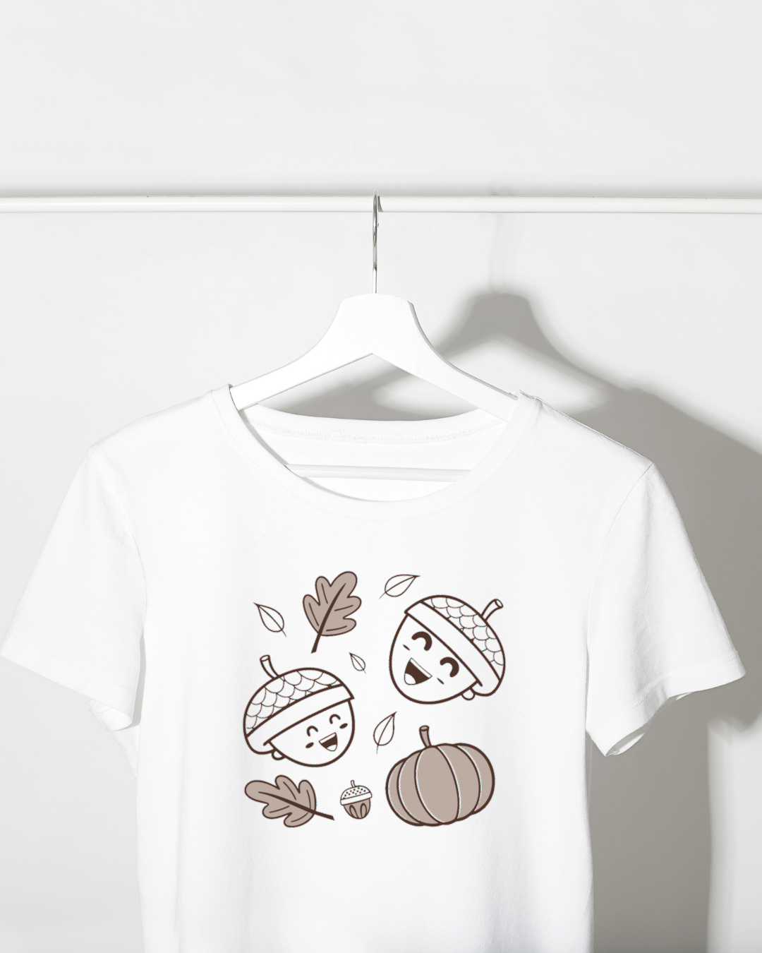T-shirt casual orné d'un motif digital gai automnal avec des glands souriants
