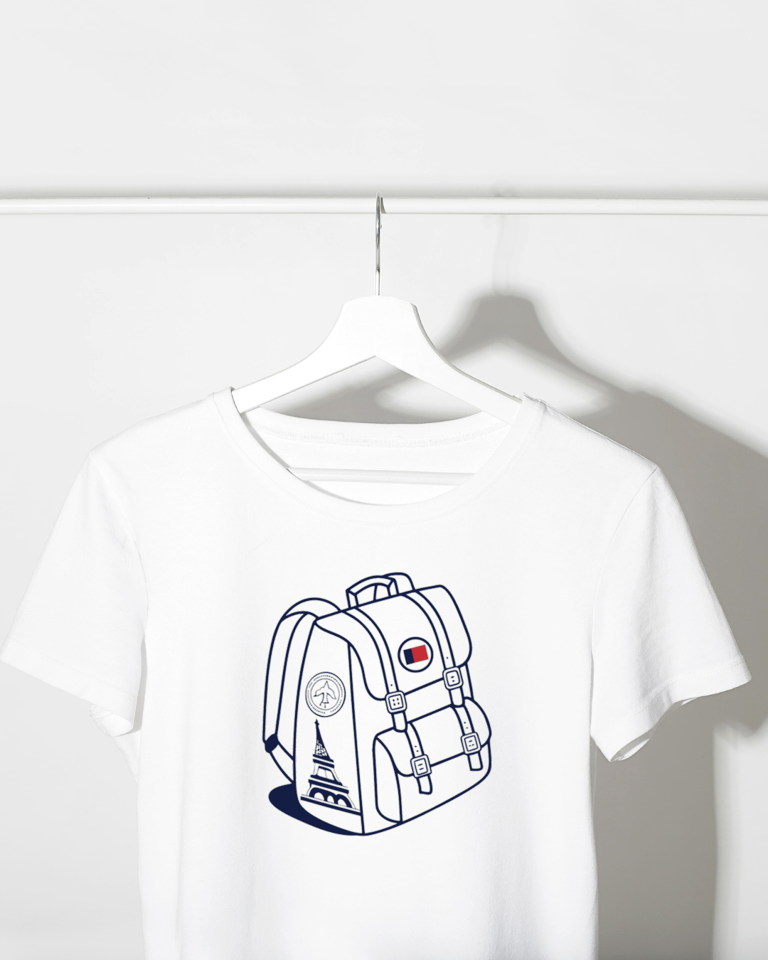T-shirt chic présentant une icône de sac à dos sur le thème du voyage élégant